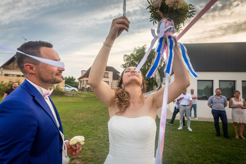 Sortie de cérémonie lors d'un mariage dans le Bas-Rhin.