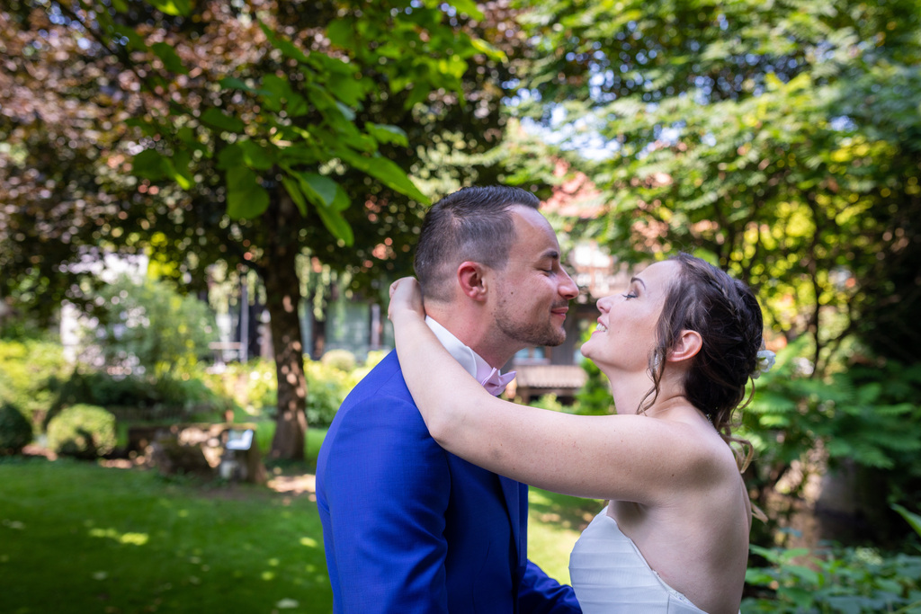 Moment de complicité des mariés dans un jardin, mariage dans le Bas-Rhin.